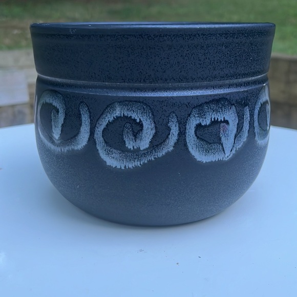 2010 Jan Bostwick signed Pottery Vase Crock Planter is black w/ gray glaze - Picture 3 of 6